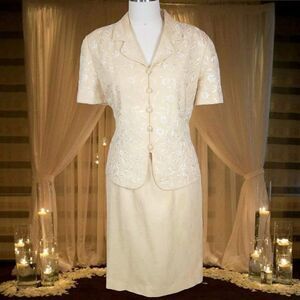 Kasper soft yellow floral embroidered 2pc skirt set